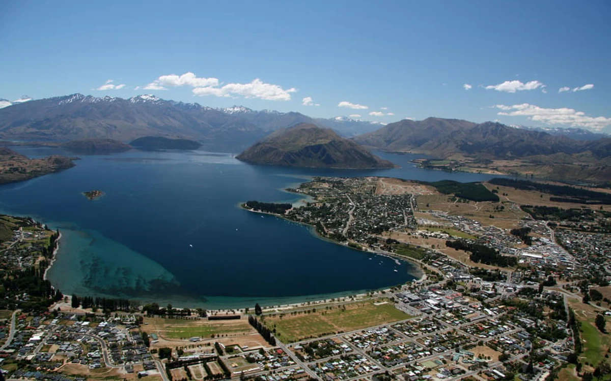 Lake Wanaka, its islands and the township seen from the air